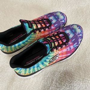 Women’s Skechers tie dye memory foam shoes 8.5